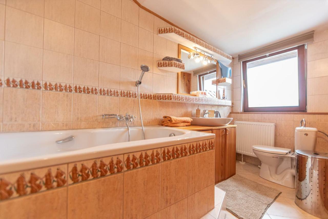 Romanticke Ubytovanie V Podkrovi Idealne Pre Pary Alebo Rodinku-Self Check Bratislava Exterior foto